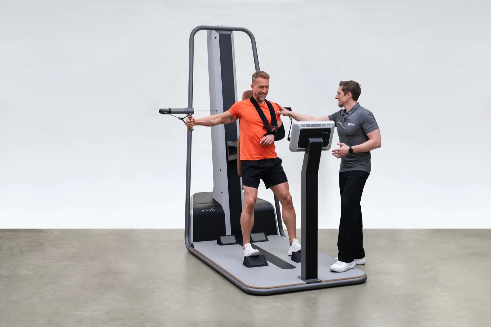 Brusttraining am milon-Gerät mit Trainer